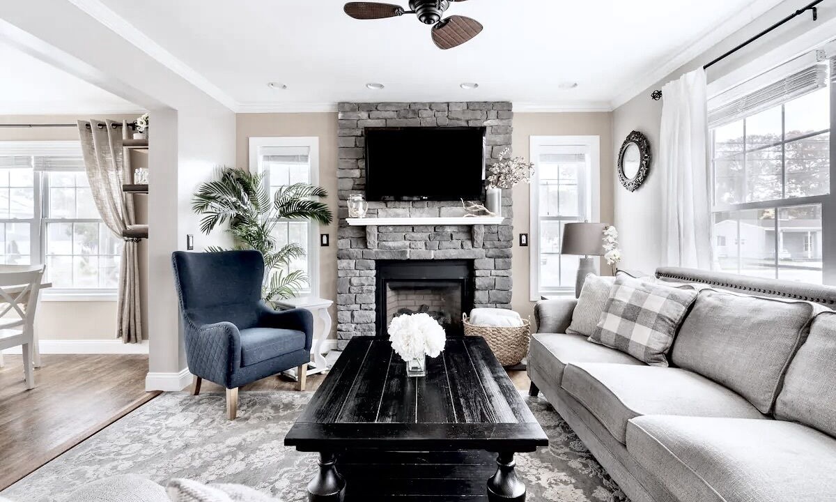 Photo of Livingroom in Town Bank
