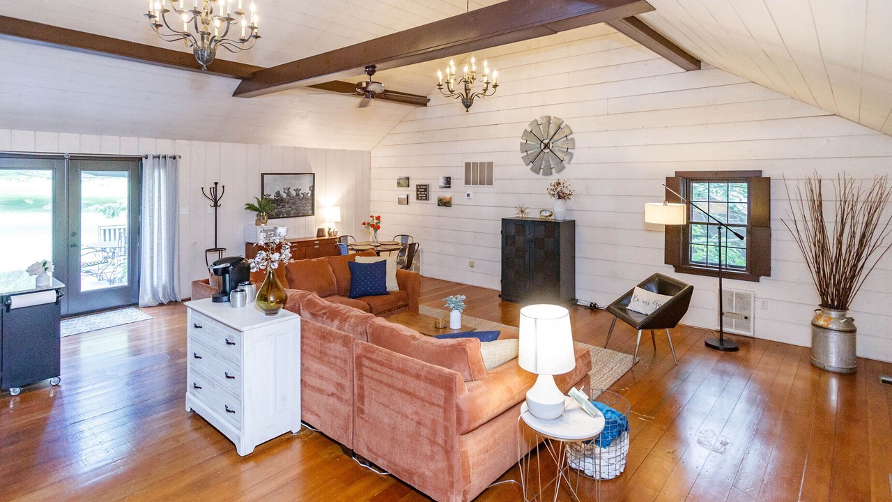 Photo of Livingroom in Brownstown