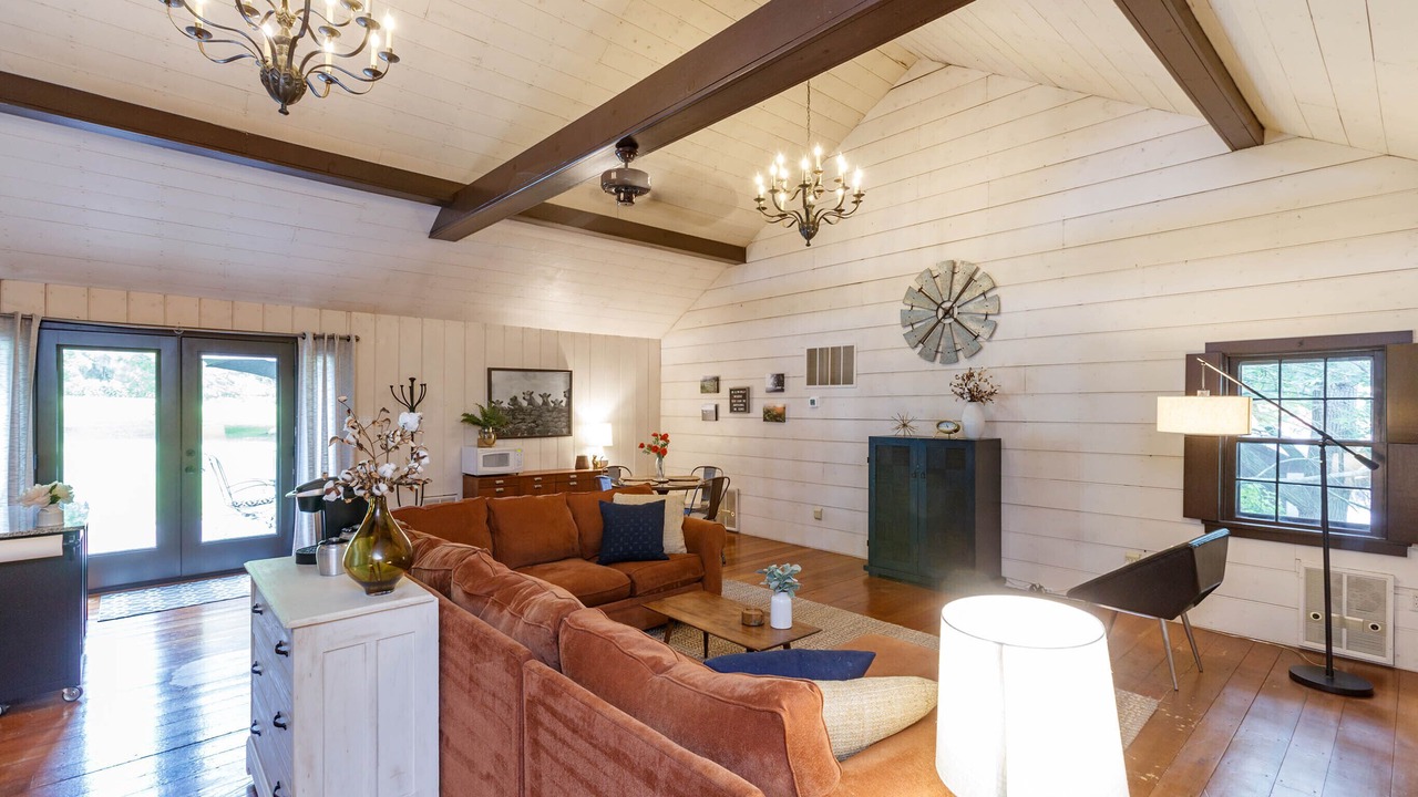 Photo of Livingroom in Brownstown