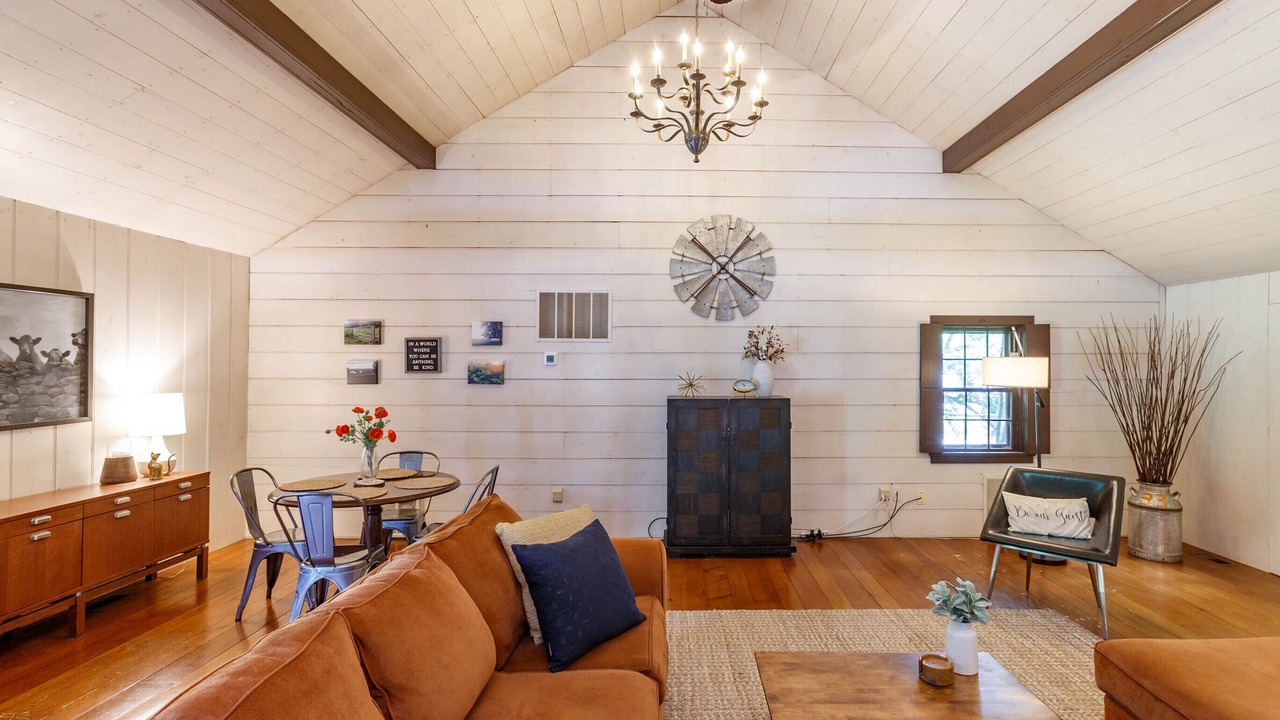 Photo of Livingroom in Brownstown