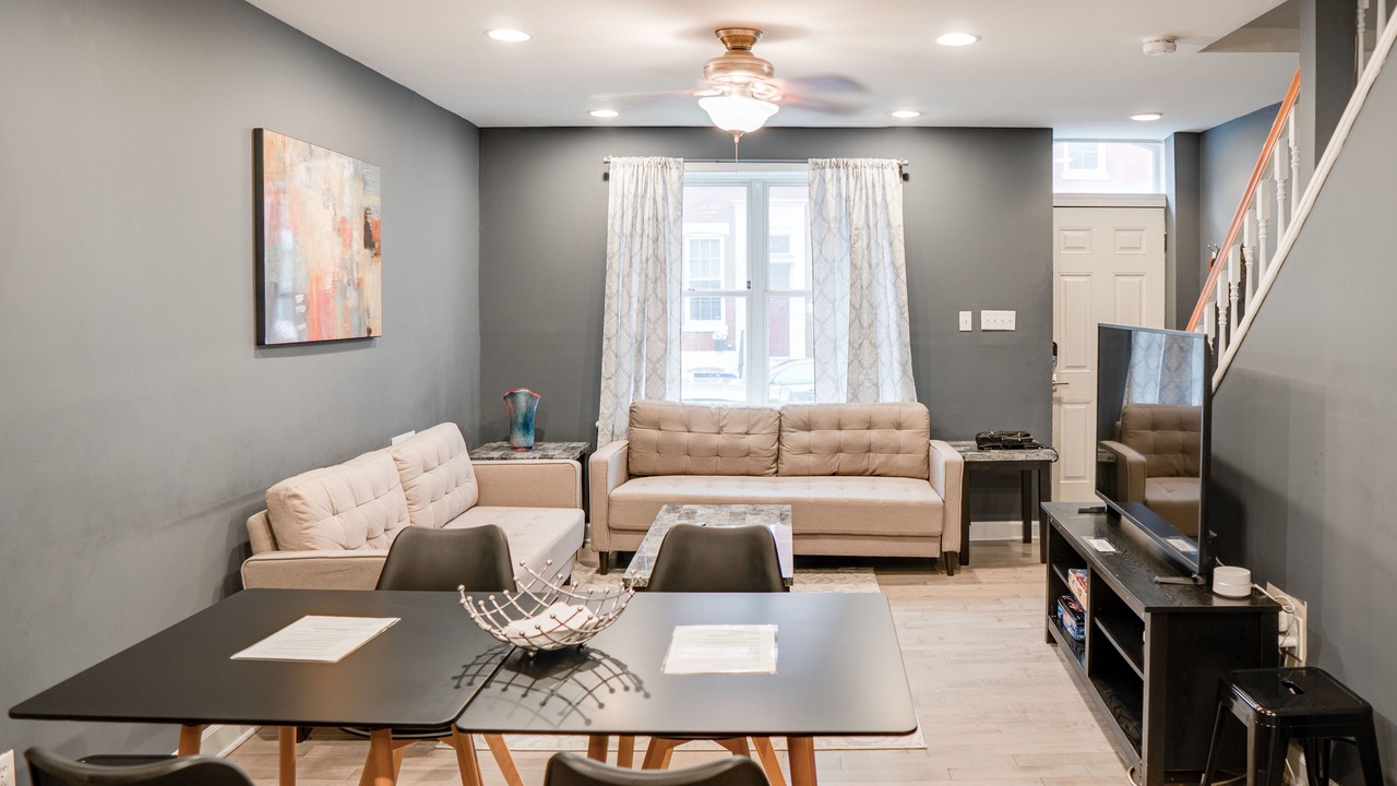 Photo of Livingroom in Graduate Hospital