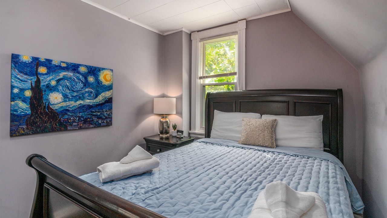 Photo of Bedroom in Front Park