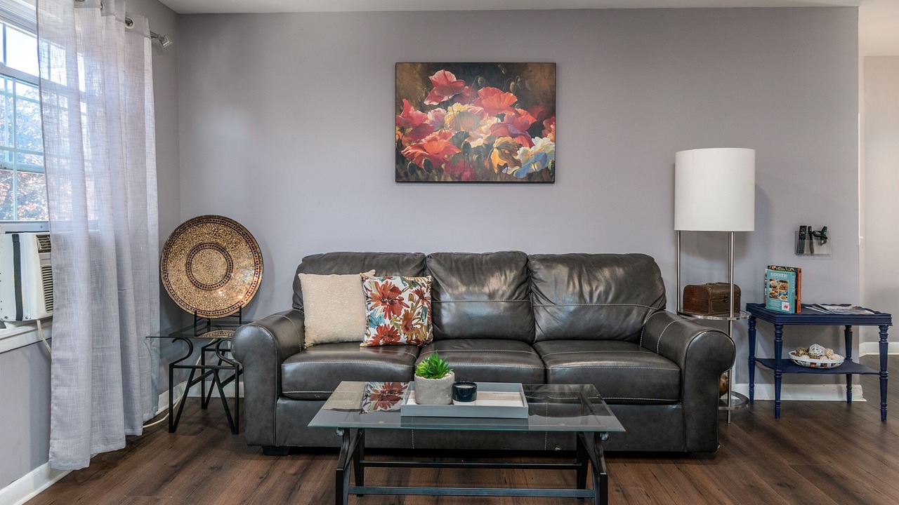 Photo of Livingroom in Front Park