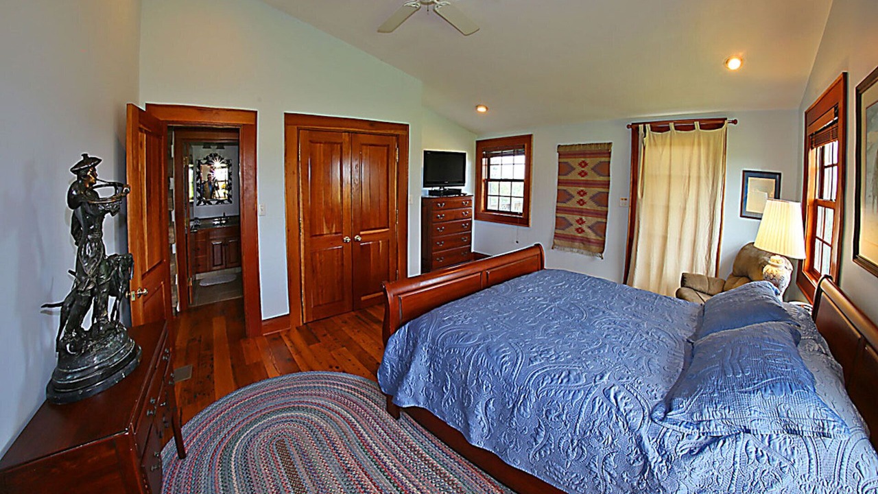 Photo of Bedroom in Clendenin