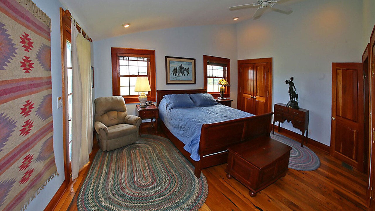 Photo of Bedroom in Clendenin