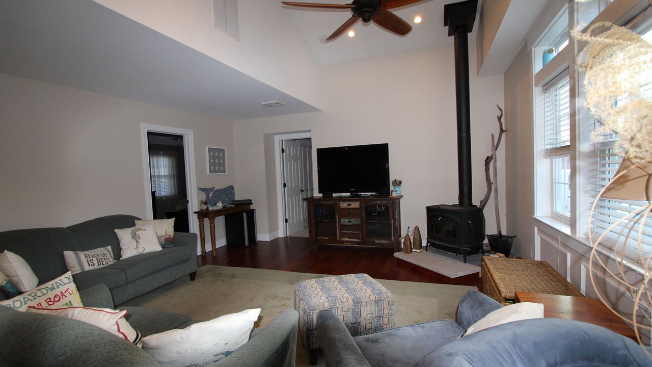 Photo of Livingroom in Town Bank