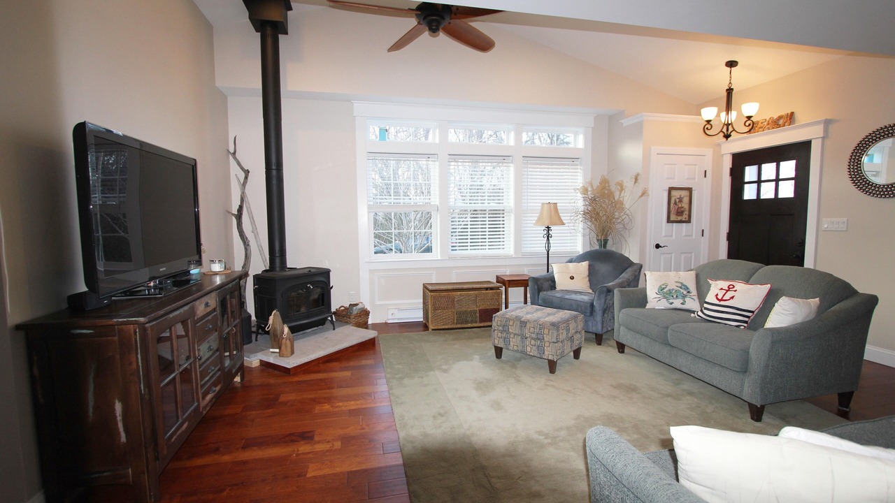 Photo of Livingroom in Town Bank