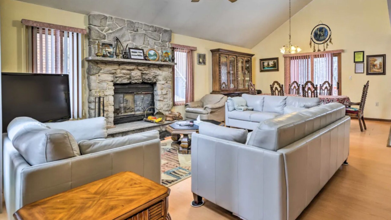 Photo of Livingroom in Pocono Mountain Lake