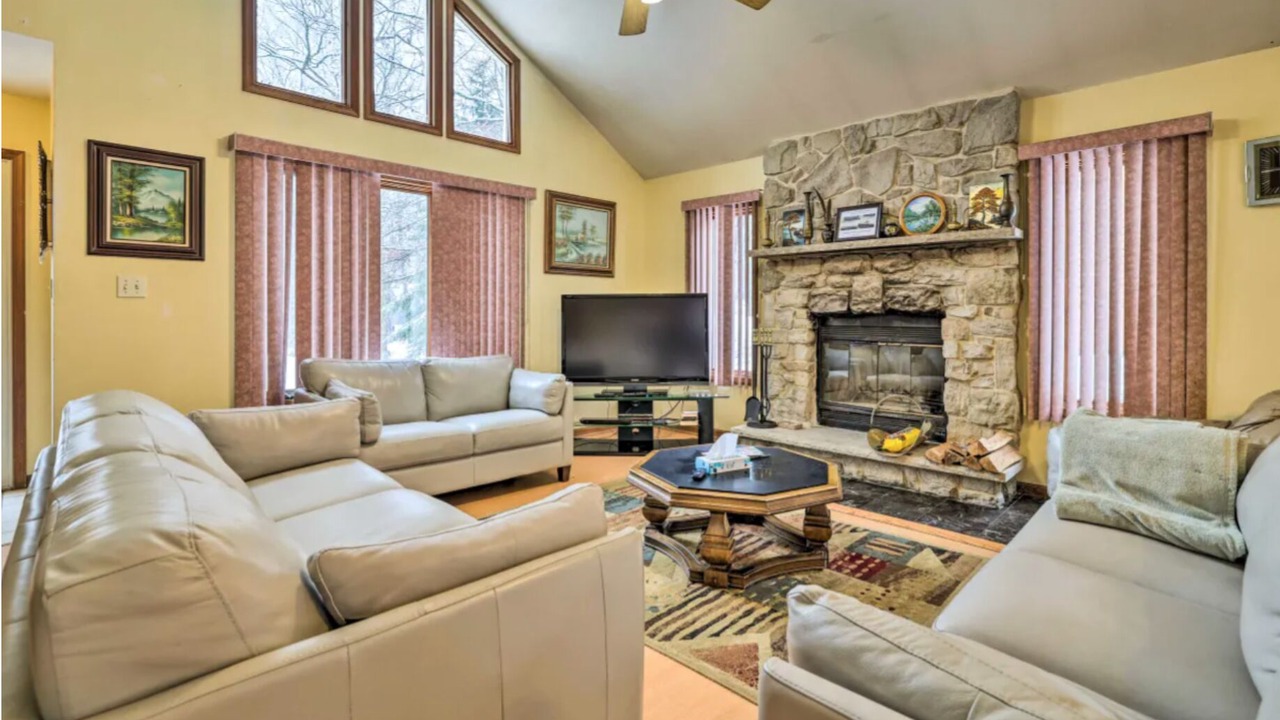 Photo of Livingroom in Pocono Mountain Lake