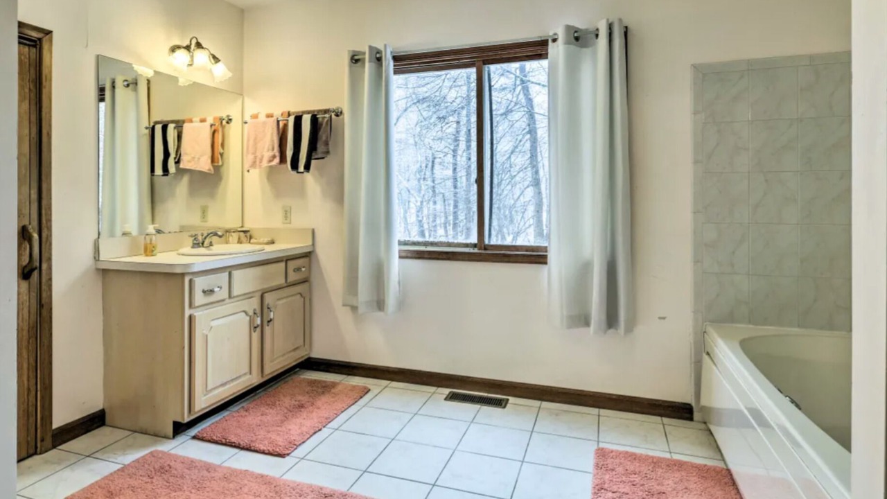 Photo of Bathroom in Pocono Mountain Lake