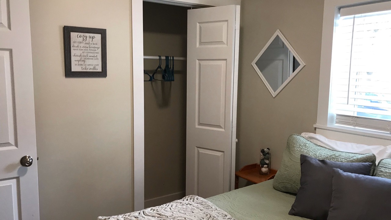 Photo of Bedroom in Linntown