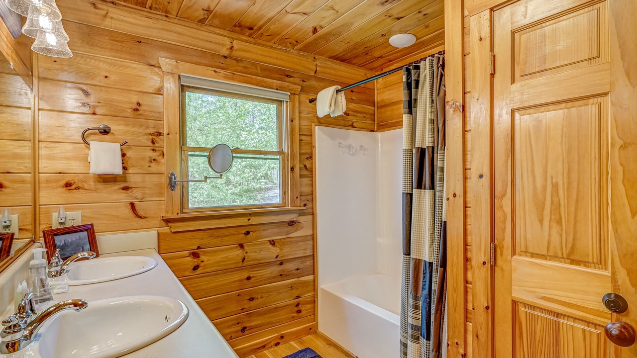Photo of Bathroom in Mineral Bluff