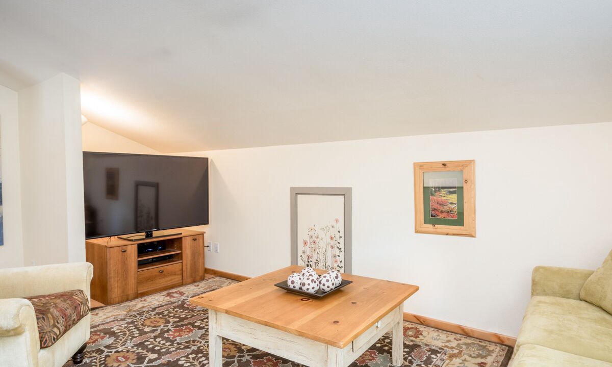 Photo of Livingroom in Warm Springs