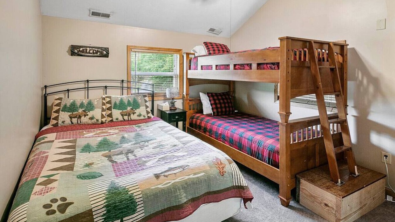 Photo of Bedroom in Flat Hollow Marina