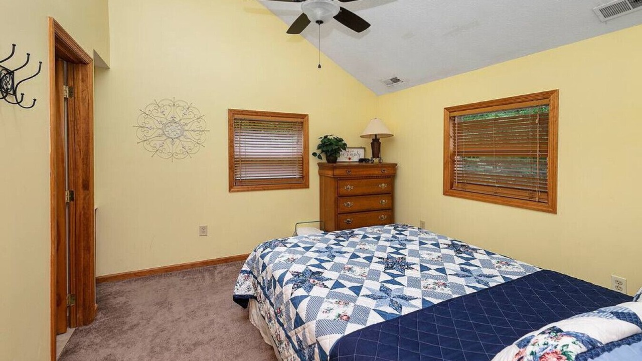 Photo of Bedroom in Flat Hollow Marina