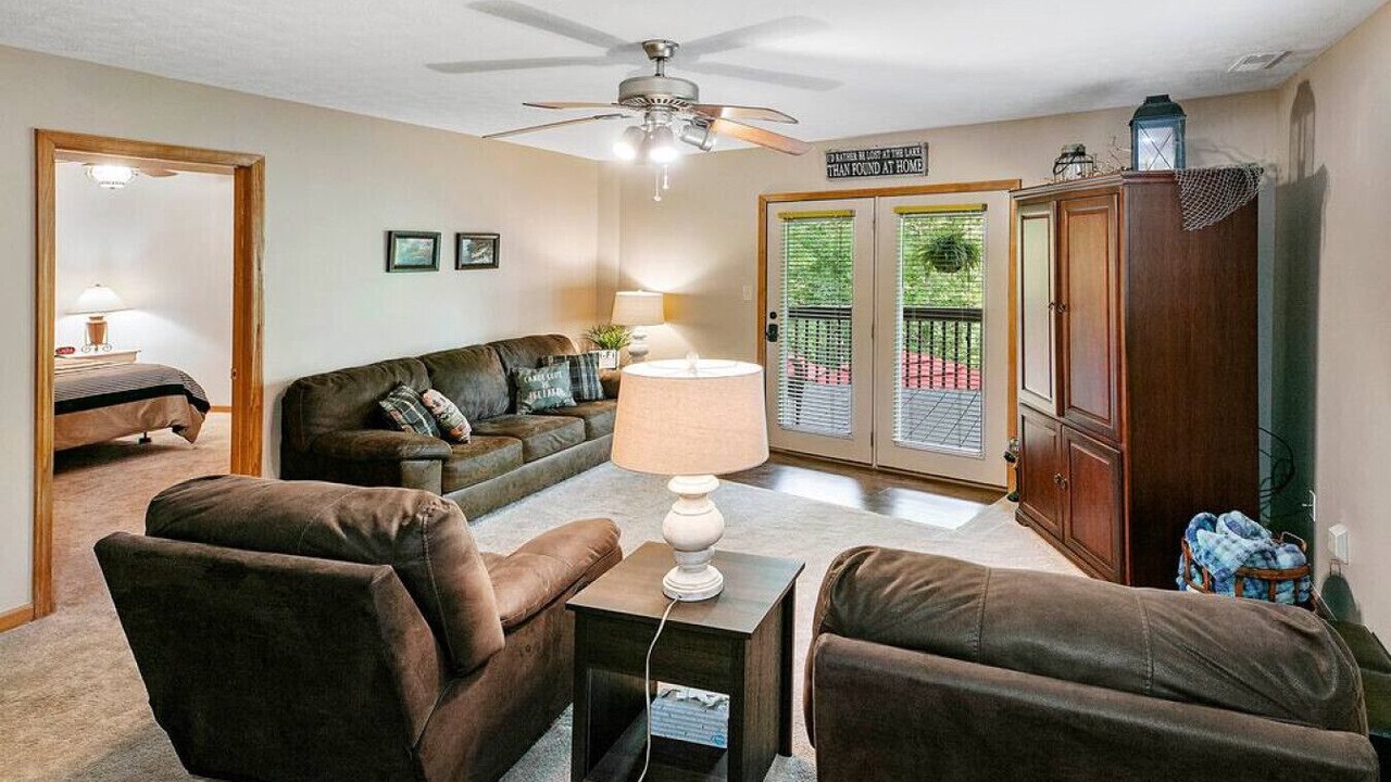 Photo of Bedroom in Flat Hollow Marina