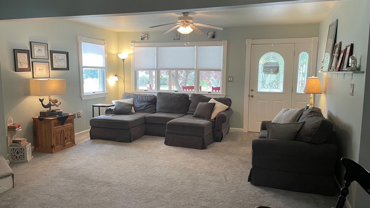 Photo of Livingroom in Town Bank