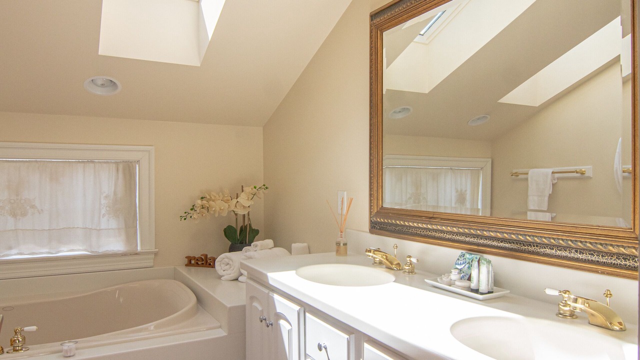 Photo of Bathroom in Bird In Hand