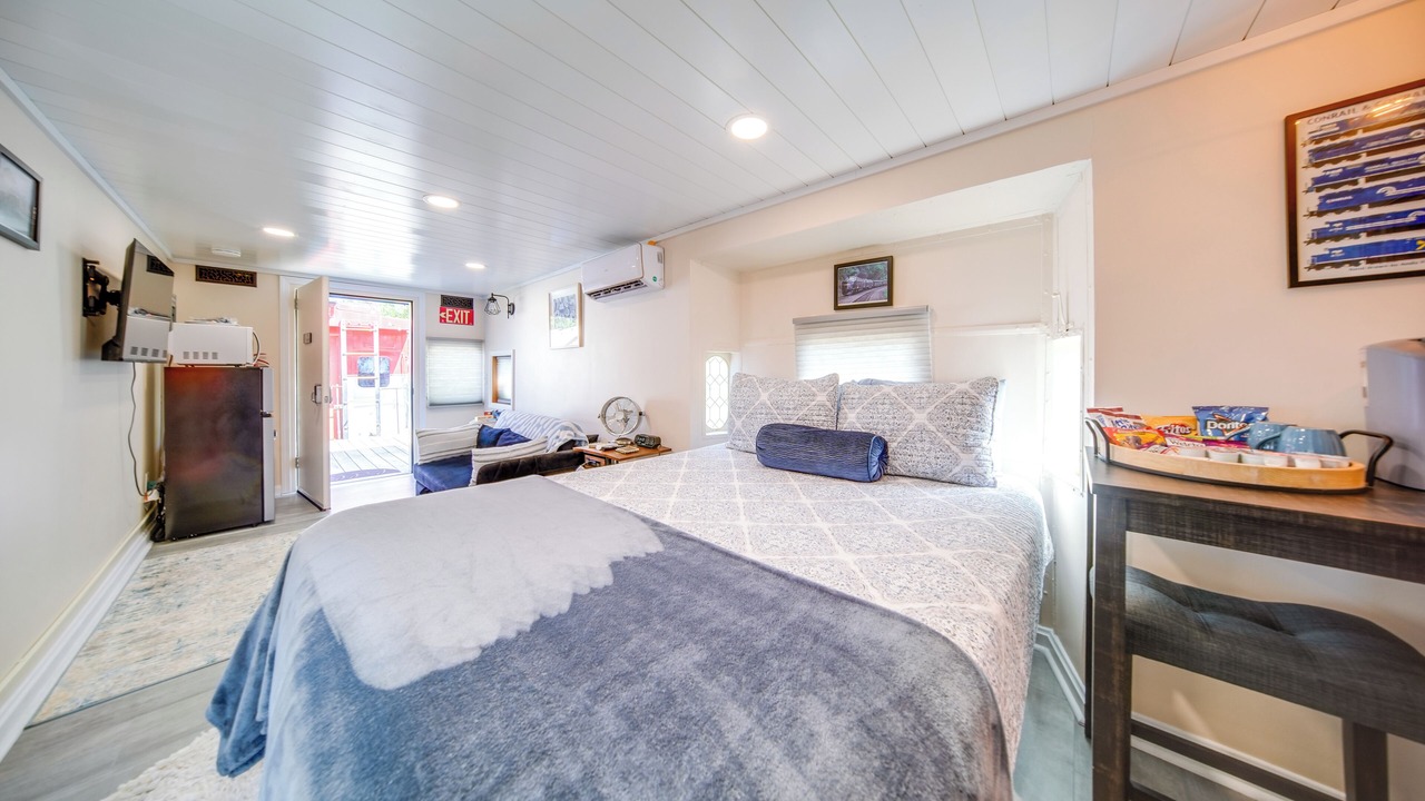 Photo of Bedroom in Adrian Furnace