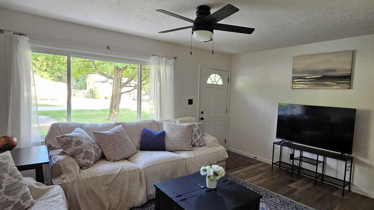 Photo of Livingroom in Mentor Headlands