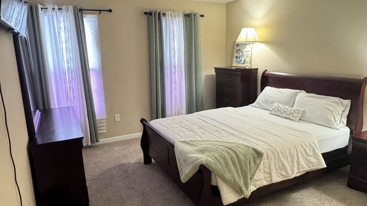 Photo of Bedroom in Lake Arbor