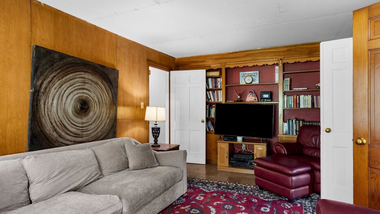 Photo of Livingroom in Youngstown