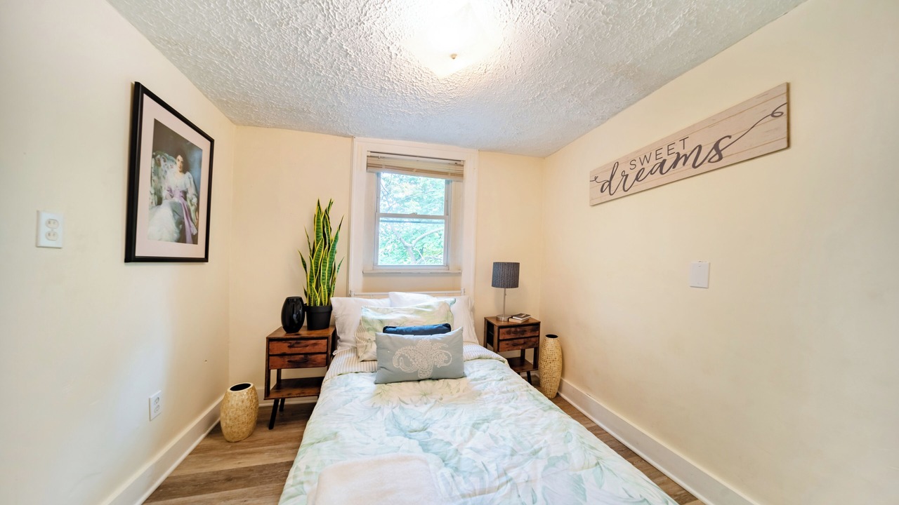Photo of Bedroom in Cuyahoga Falls