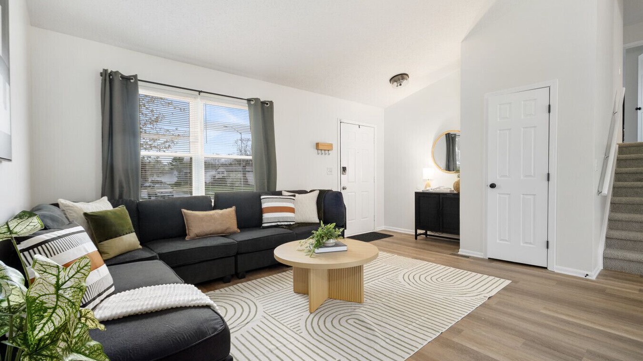 Photo of Livingroom in Summit Station