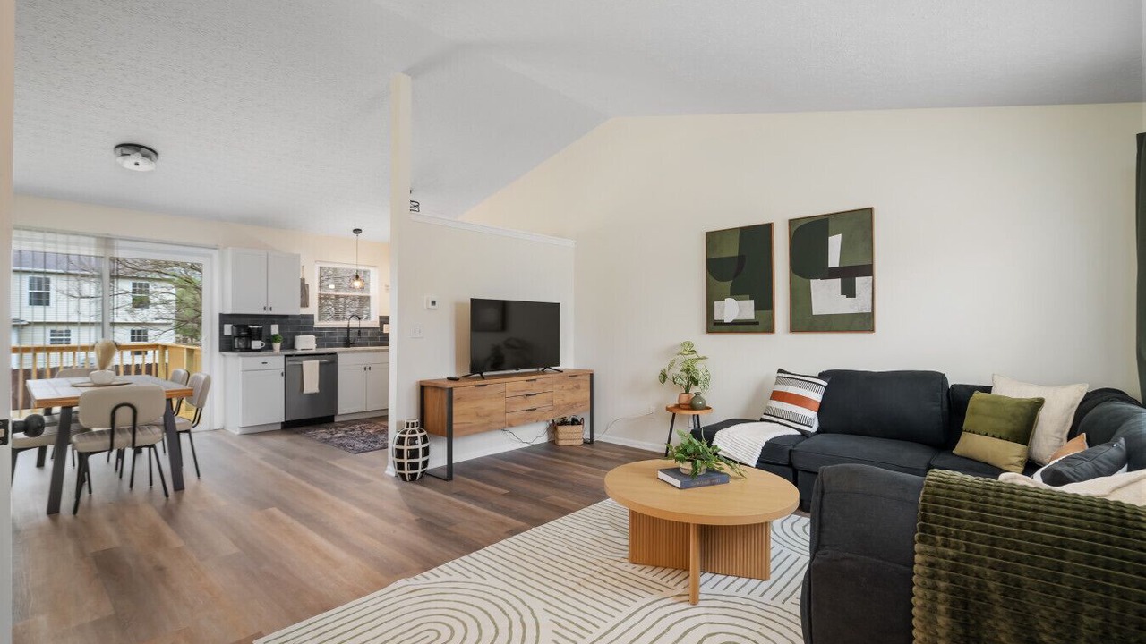 Photo of Livingroom in Summit Station