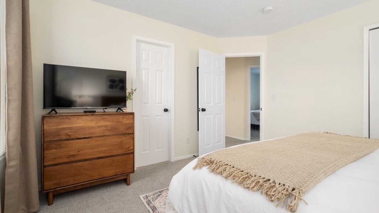 Photo of Bedroom in Summit Station