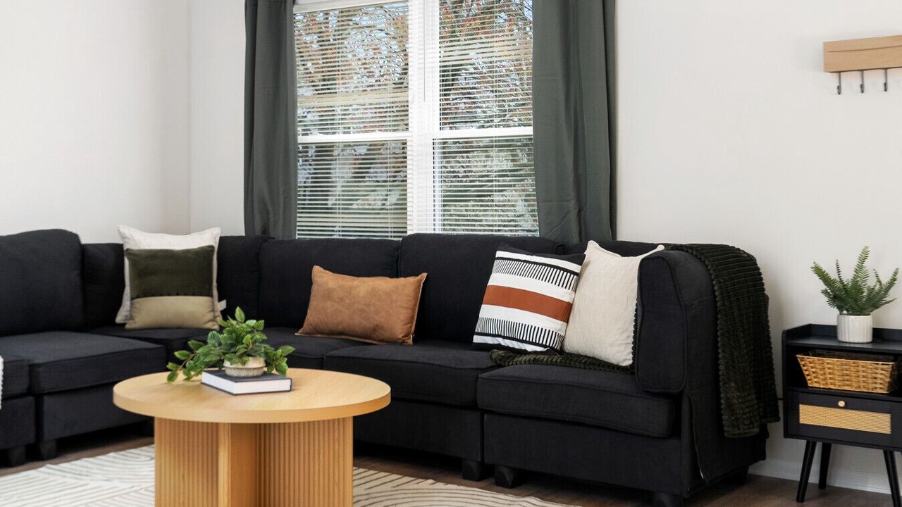 Photo of Livingroom in Summit Station