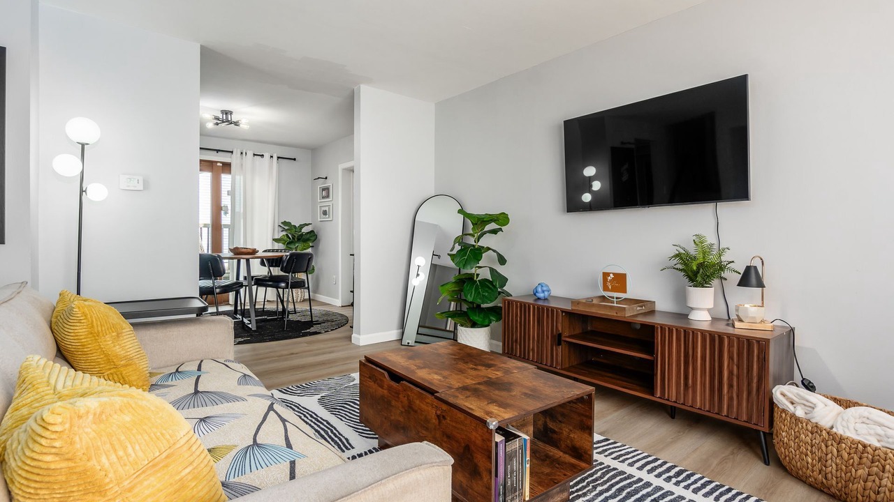 Photo of Livingroom in Summit Station