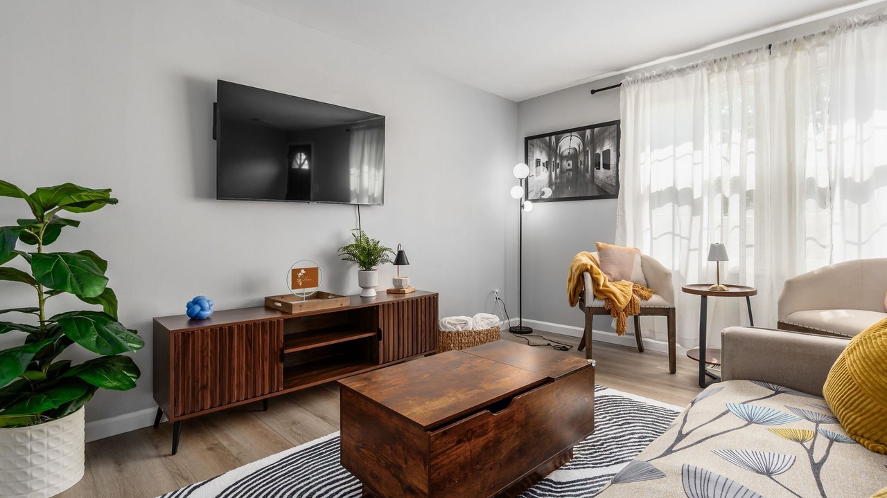 Photo of Livingroom in Summit Station