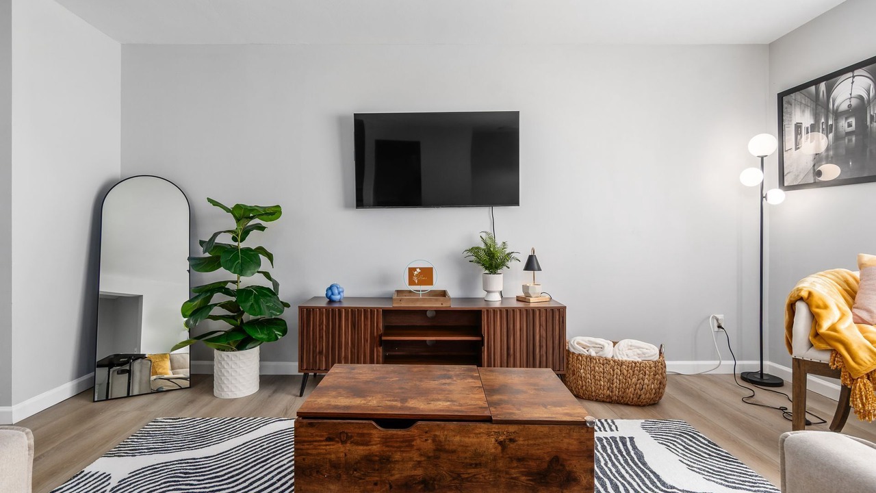 Photo of Livingroom in Summit Station