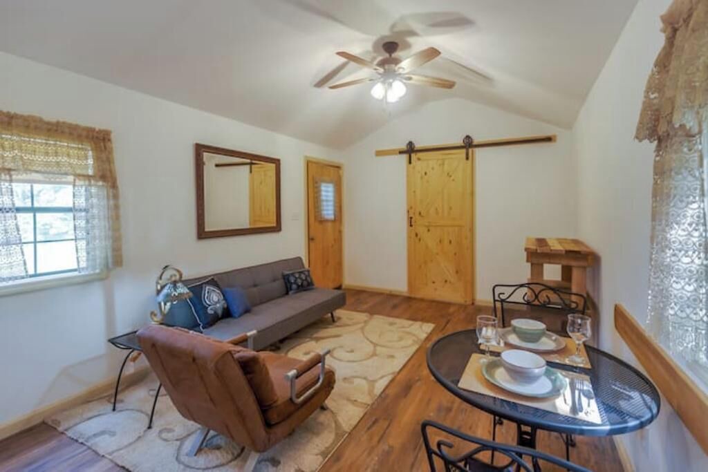 Photo of Livingroom in Luttrell
