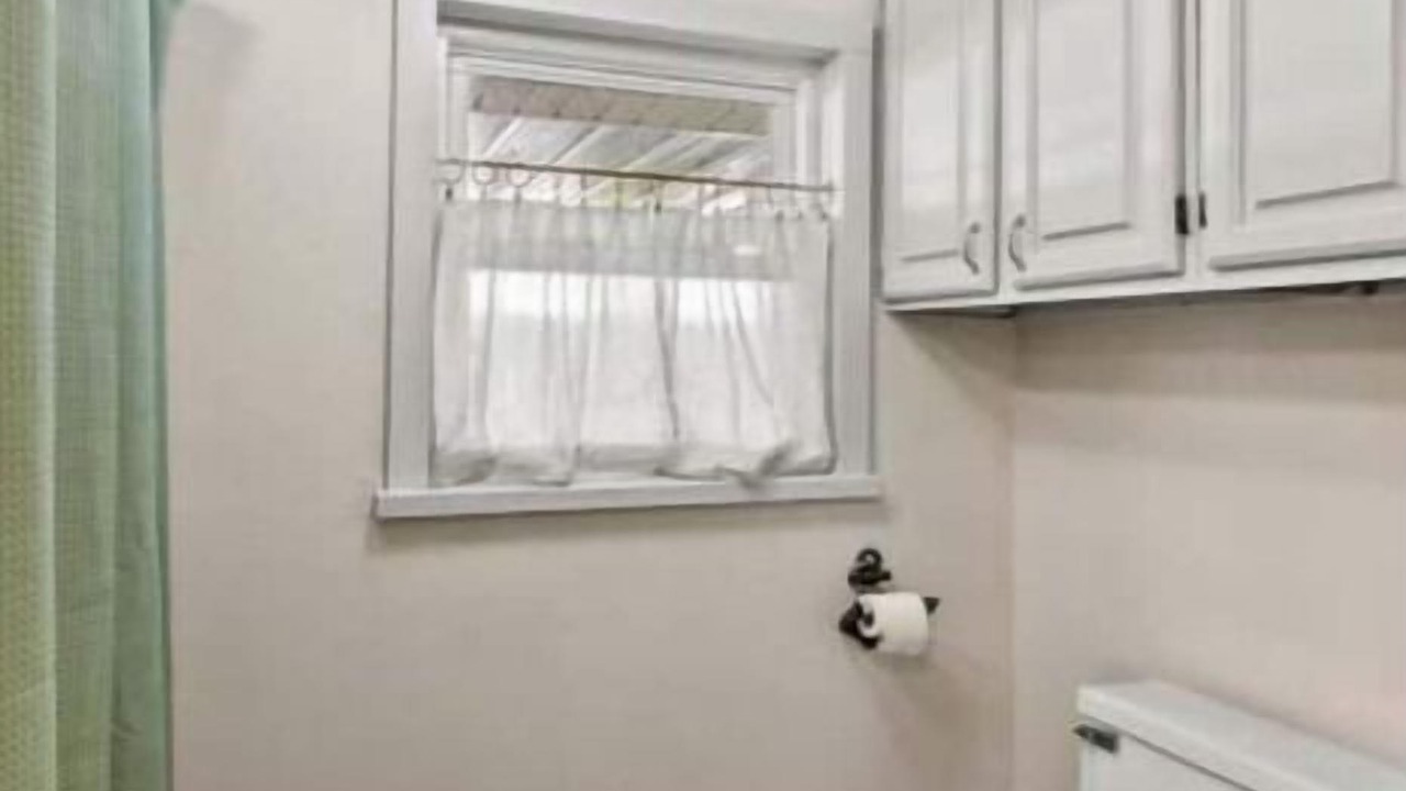 Photo of Bathroom in Lakeview