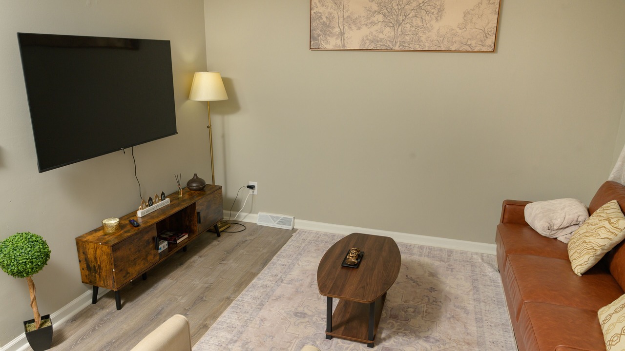 Photo of Livingroom in Summit Station