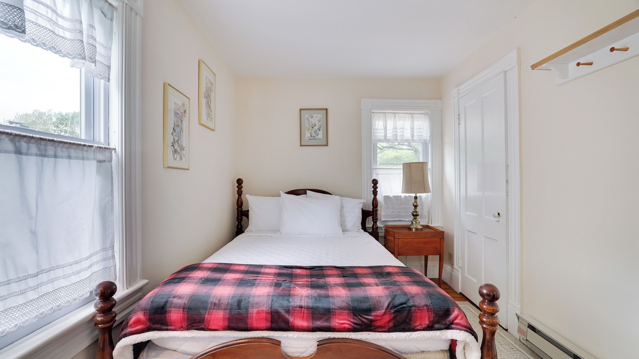 Photo of Bedroom in Beach Lake