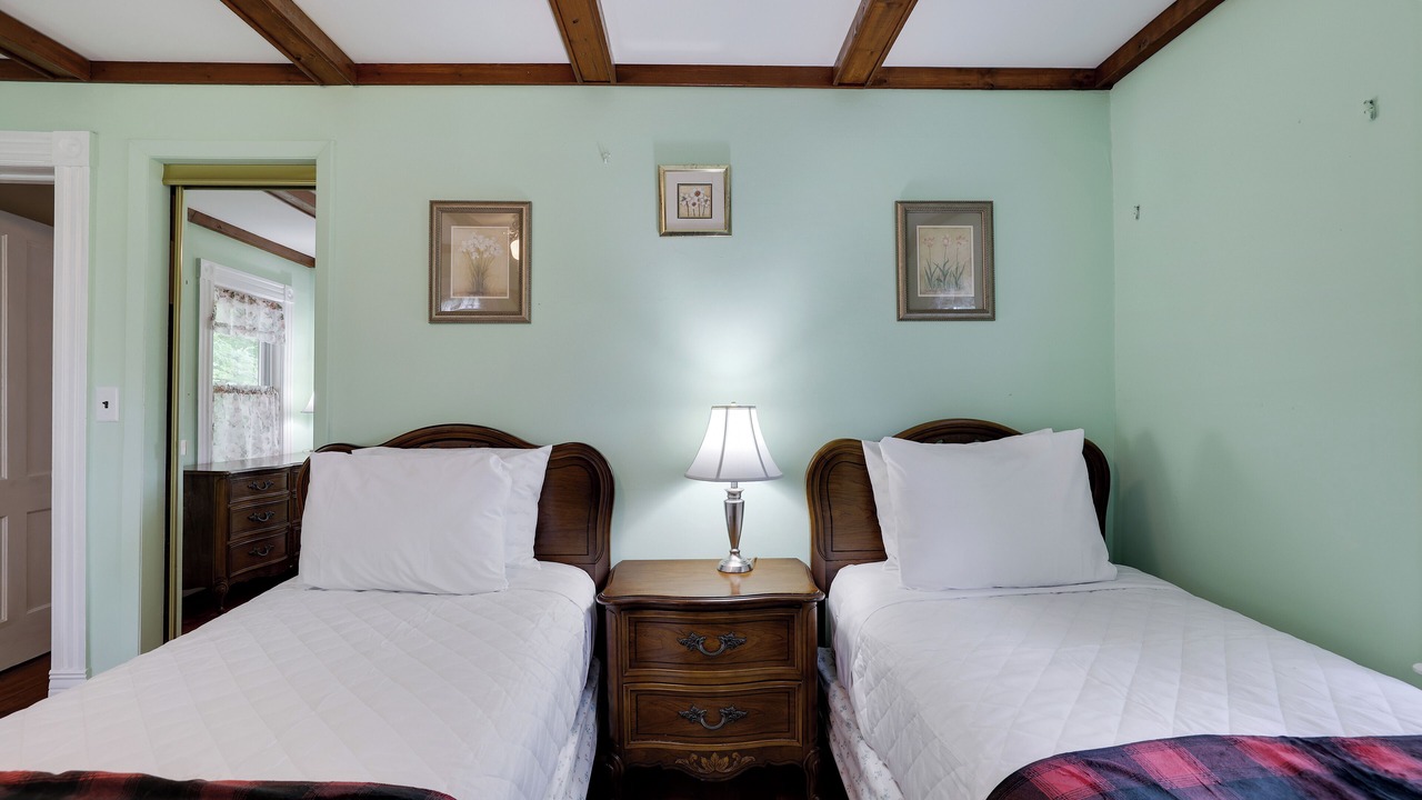 Photo of Bedroom in Beach Lake