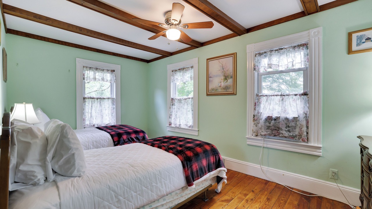 Photo of Bedroom in Beach Lake