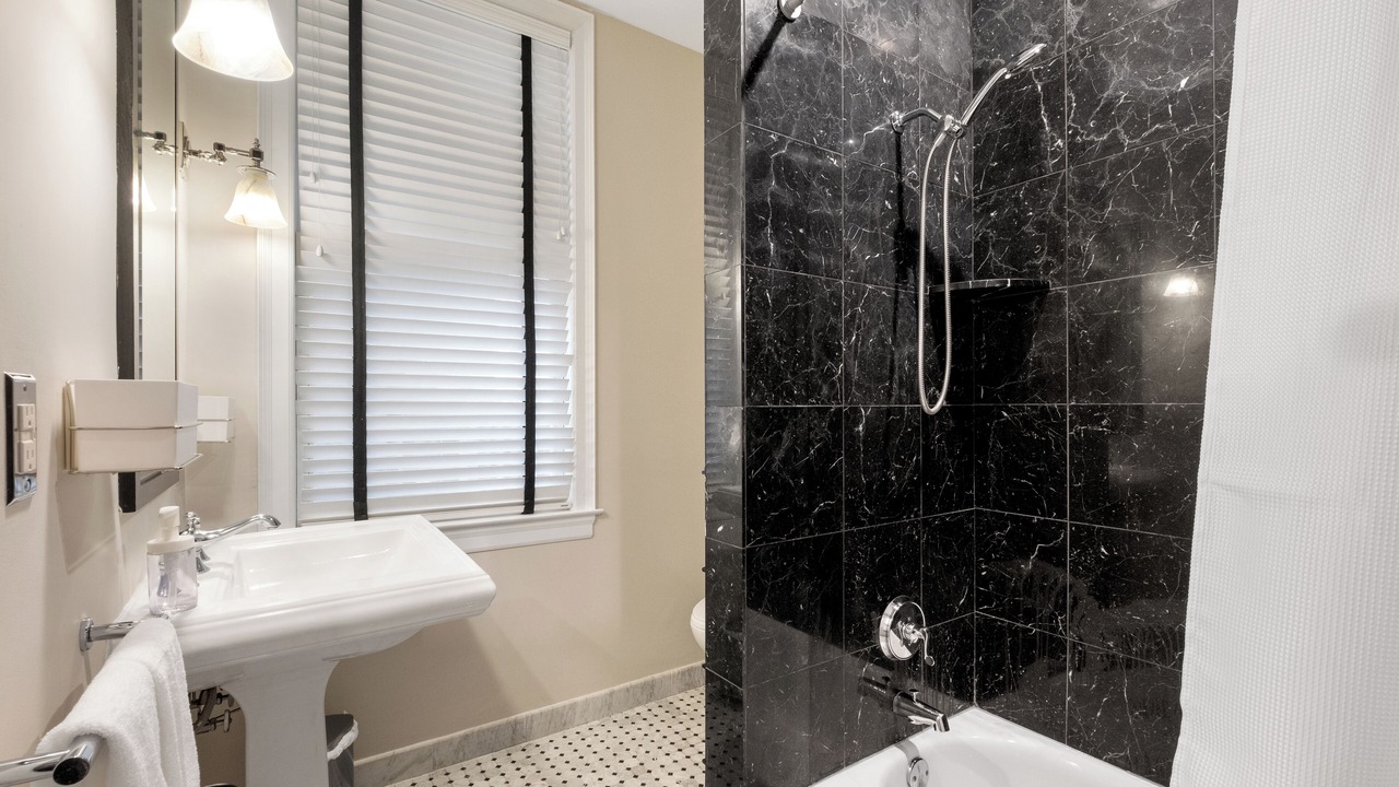 Photo of Bathroom in Rittenhouse Row