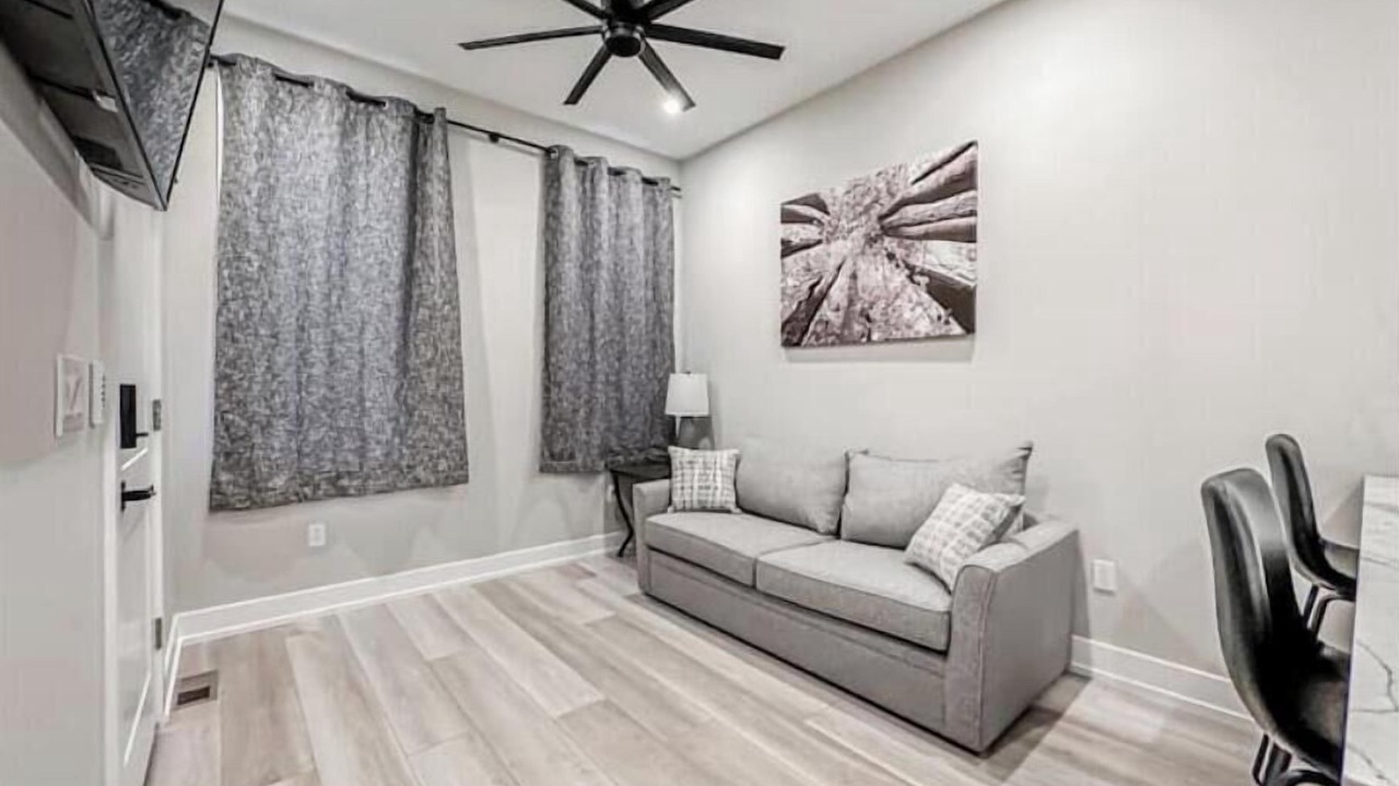 Photo of Livingroom in Graduate Hospital