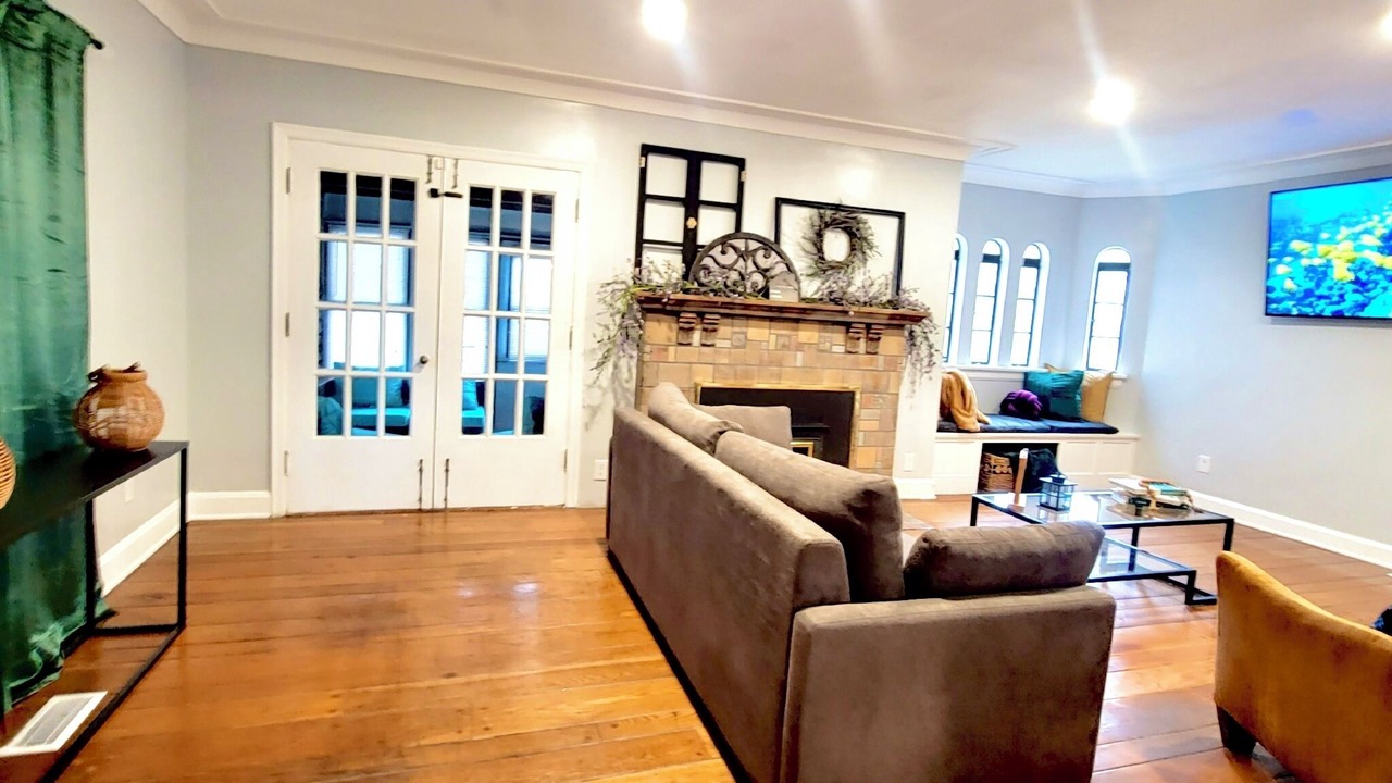 Photo of Livingroom in Roselawn Finance