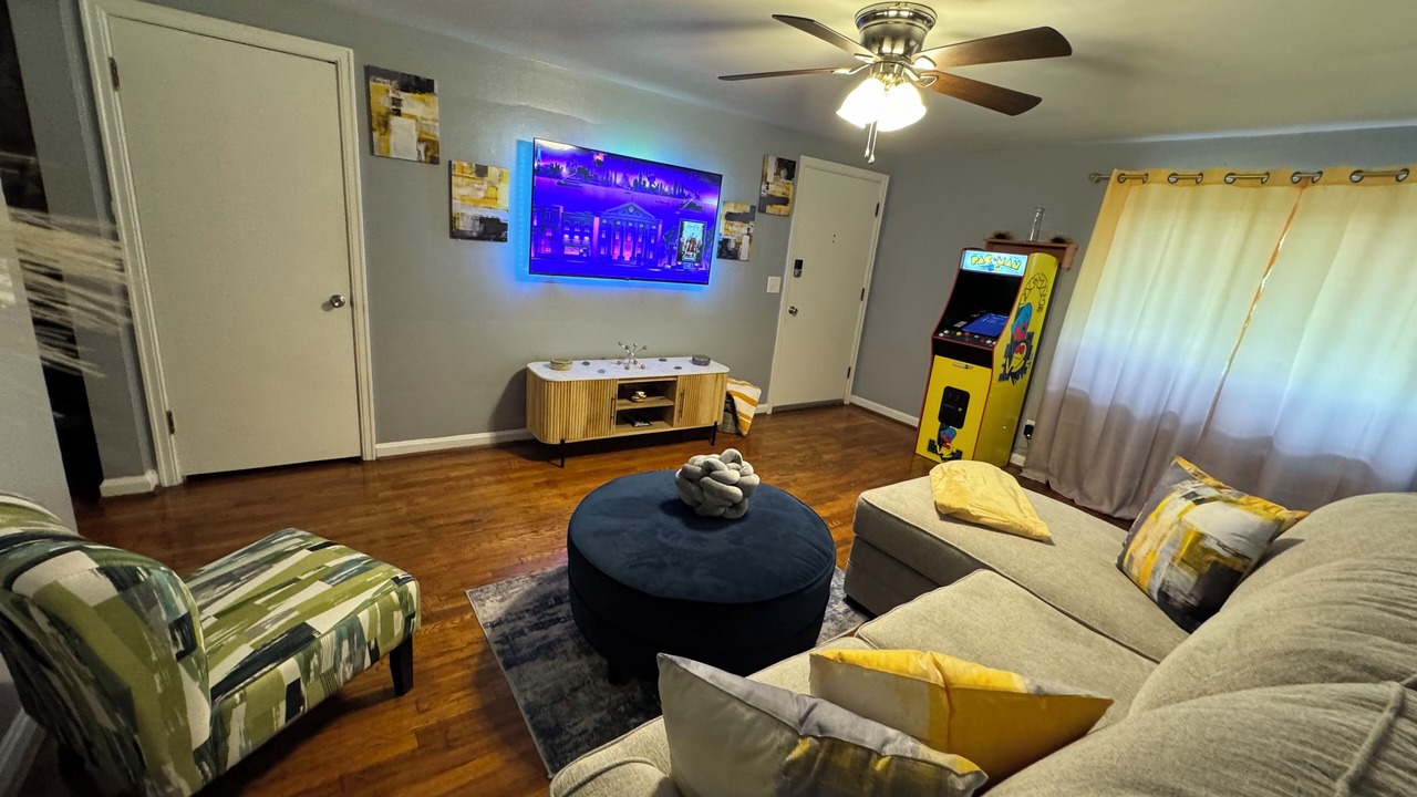 Photo of Livingroom in Roselawn Finance