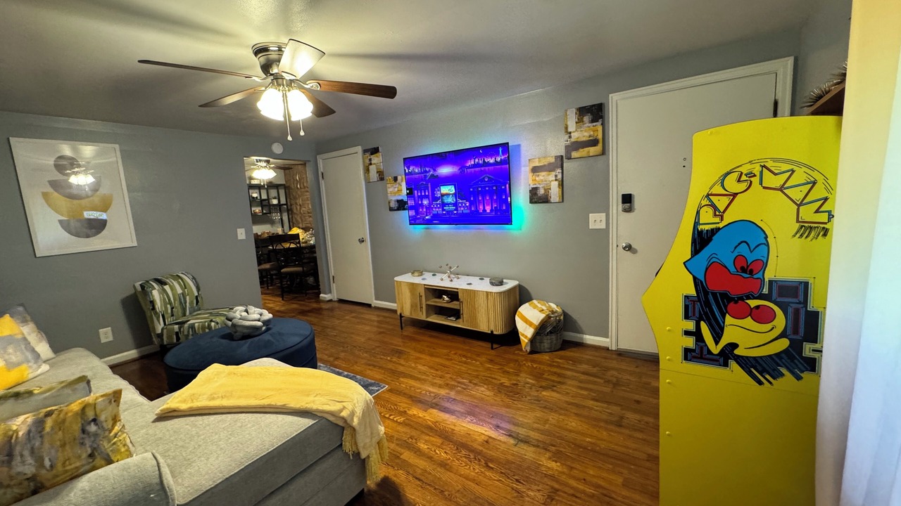 Photo of Livingroom in Roselawn Finance