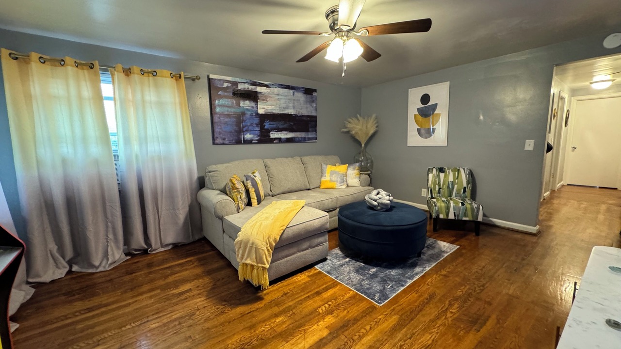 Photo of Livingroom in Roselawn Finance