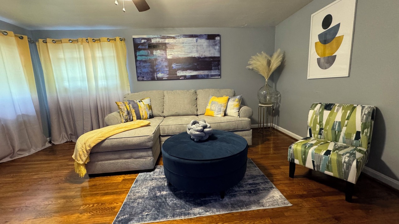 Photo of Livingroom in Roselawn Finance