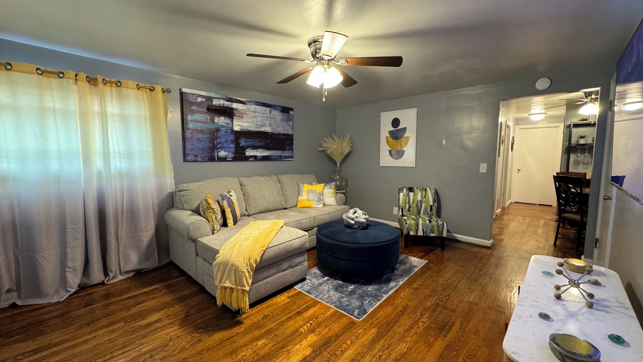 Photo of Livingroom in Roselawn Finance