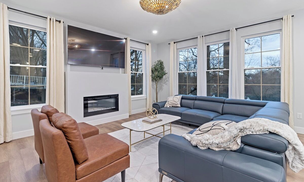 Photo of Livingroom in Roselawn Finance
