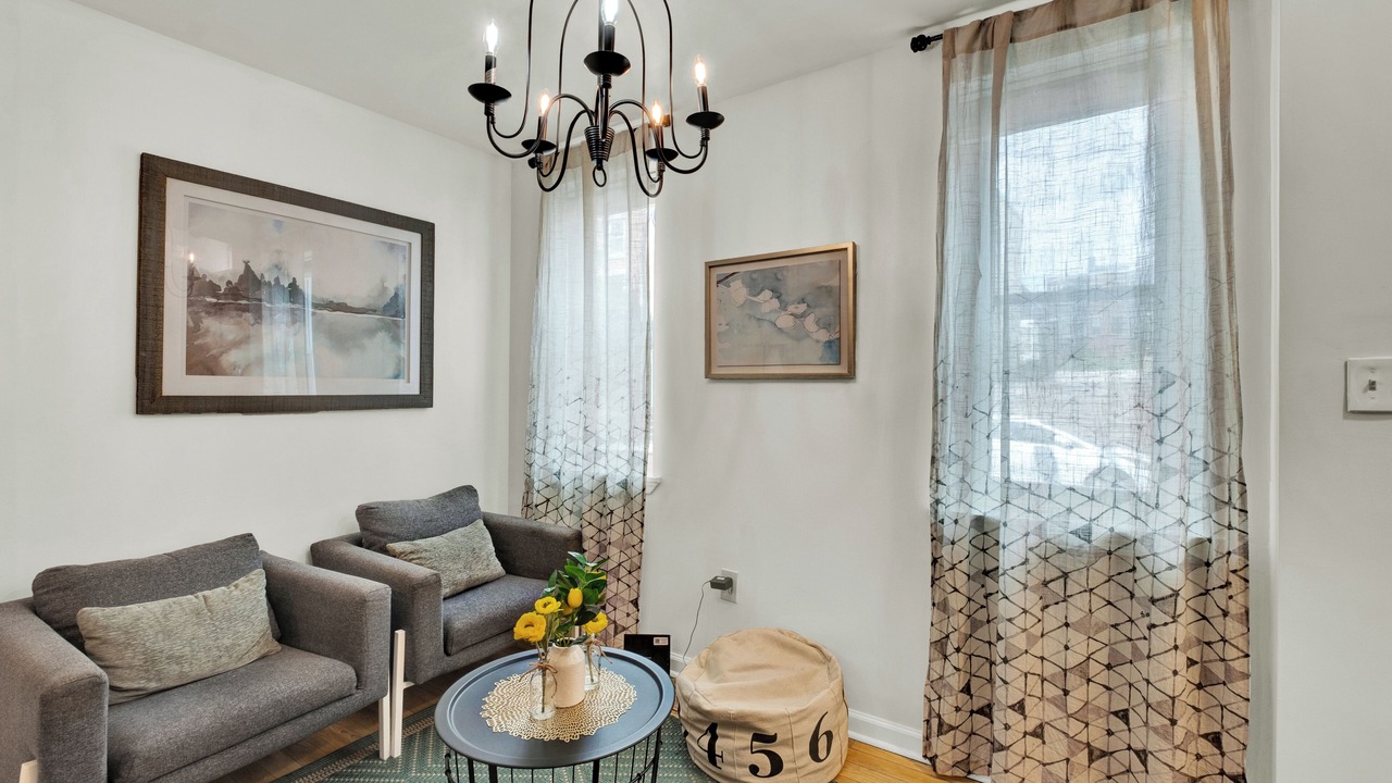 Photo of Livingroom in Graduate Hospital